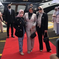 Aurel memadukan one set blazer front button blazer dan pants dengan hijab segi empat monogram warna hitam. Ia membentuk hijab diikat rapi ke belakang dan memakai inner hijab warna hitam bahan kaus. Foto: Dok. GresniaWolipop.