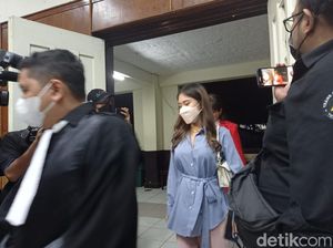 Di Depan Hakim, Ayu Thalia Ngaku Check In dan Tidur Bareng Nicholas Sean
