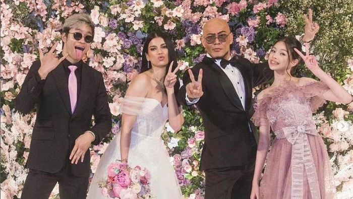 Deddy Corbuzier dan Sabrina bersama Azka dan Nada Tarina Putri.
