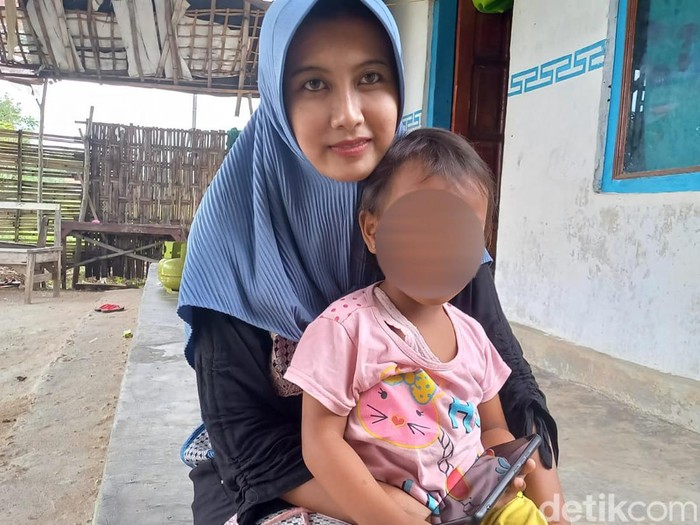 Balita di Sampang yang kecanduan bau bensin bersama petugas Dinkes