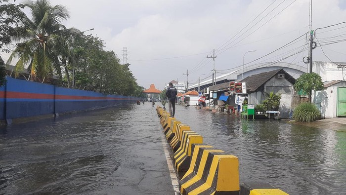 banjir rob di kawasan kalimas surabaya