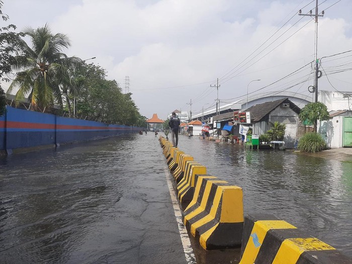 banjir rob di kawasan kalimas surabaya