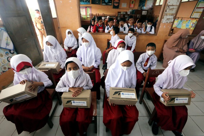 Ditengah arus modernisasi, rupanya masih ada warga yang kurang mampu disektiar kita. Setidaknya 5.200 pasang sepatu didistribusikan untuk anak sekolah di berbagai wilayah di Indonesia.