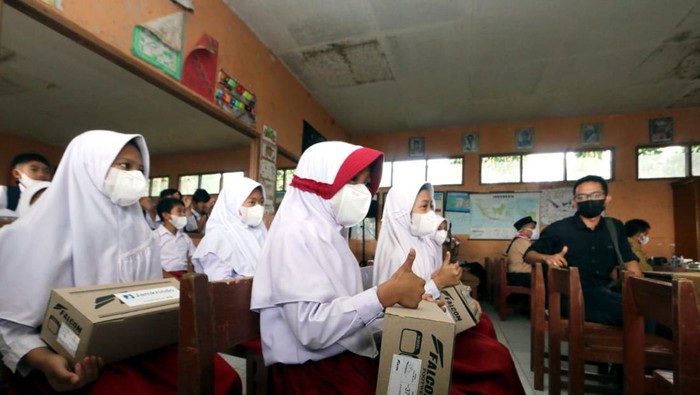 Bantuan Perlengkapan Sekolah Bagi Warga Kurang Mampu Ditengah arus modernisasi, rupanya masih ada warga yang kurang mampu disektiar kita. Setidaknya 5.200 pasang sepatu didistribusikan untuk anak sekolah di berbagai wilayah di Indonesia.