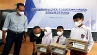 Pemimpin Wilayah IV Bandung PT Jamkrindo M Kisworo bersama Pimpinan Cabang Sukabumi PT Jamkrindo Prita Widy Wardani, Kepala Bagian bHumas PT Jamkrindo Agustinus Handoko menyerahkan bantuan secara simbolis sepatu sekolah kepada Wakil Bupati Sukabumi Iyos Somantri, di SDN Singaparna, kecamatan Nyalindung, Kabupaten Sukabumi, Selasa (14/6/2022).