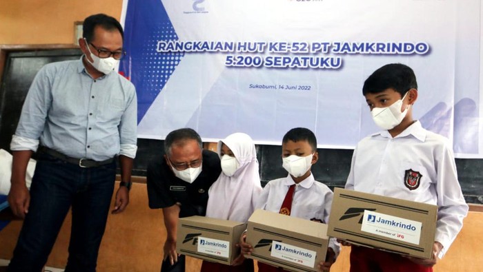 Ditengah arus modernisasi, rupanya masih ada warga yang kurang mampu disektiar kita. Setidaknya 5.200 pasang sepatu didistribusikan untuk anak sekolah di berbagai wilayah di Indonesia.