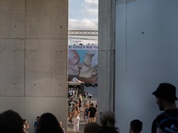 Selain itu, ada pula pesan lain di samping mural Guardiola dan Mourinho ciuman. Pesannya bertuliskan, ‘Barcelona + Madrid = Primavera Sound. Keberagaman, Kebudayaan, dan Toleransi,” tulis di tembok itu. (Foto: Europa Press via Getty Images/Europa Press News)