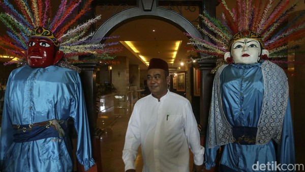 Beragam ornamen khas Betawi, salah satunya ondel-ondel menghiasi hotel tersebut dalam rangka menyambut HUT ke-495 DKI Jakarta.
