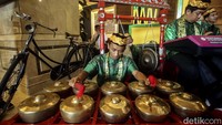 Penampilan musik gambang kromong menambah semarak hajatan HUT DKI Jakarta di hotel itu. Diketahui, penampilan gambang kromong ini hanya digelar pada hari ini, Selasa (14/6/2022).