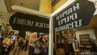 Penampakan papan penunjuk jalan yang disediakan untuk memudahkan akses pengunjung yang datang untuk merasakan atmosfer khas Betawi di hotel tersebut.