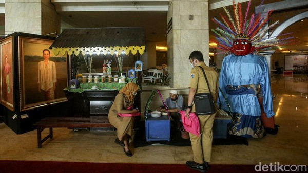 Sejumlah pengunjung mengantre untuk mencicipi kerak telor, makanan khas Betawi yang tersedia di lobby hotel.