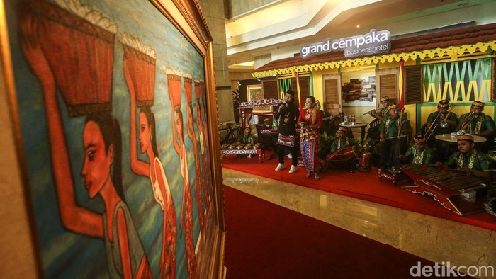 Semarak menyambut HUT ke-495 DKI Jakarta terasa di salah satu hotel di ibu kota. Beragam ornamen hingga makanan khas Betawi ada di sana lho.