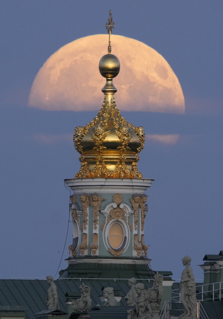 Bikin Terpana, Potret Supermoon di Langit Rusia-Amerika Serikat Supermoon terlihat di langit Rusia dan Amerika Serikat. Pemandangan bulan yang memasuki fase purnama ini membuat siapa saja yang melihatnya terpana. Penasaran?