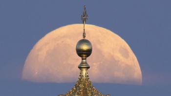 Diketahui, supermoon merupakan sebuah posisi saat bulan tengah memasuki fase purnama dan sedang berada di sekitar jarak terdekatnya dengan bumi. (AP Photo/Dmitri Lovetsky).