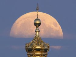 Memukau! Supermoon Stroberi di Langit Rusia-Amerika Serikat