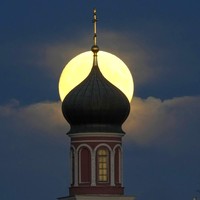 Supermoon terlihat di langit Rusia dan Amerika Serikat. Pemandangan bulan yang memasuki fase purnama ini membuat siapa saja yang melihatnya terpana. Penasaran?