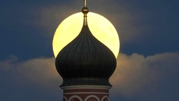 Pemandangan bulan yang tengah memasuki fase purnama ini membuat siapa saja yang melihatnya terpana. (AP Photo/Dmitri Lovetsky).