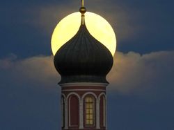 Memukau! Supermoon Stroberi di Langit Rusia-Amerika Serikat