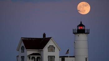 Selain Rusia, supermoon stroberi juga terlihat di langit York, Maine, Amerika Serikat, pada Senin (13/6/2022) waktu setempat. (AP Photo/Julio Cortez).