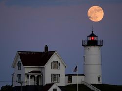 Memukau! Supermoon Stroberi di Langit Rusia-Amerika Serikat
