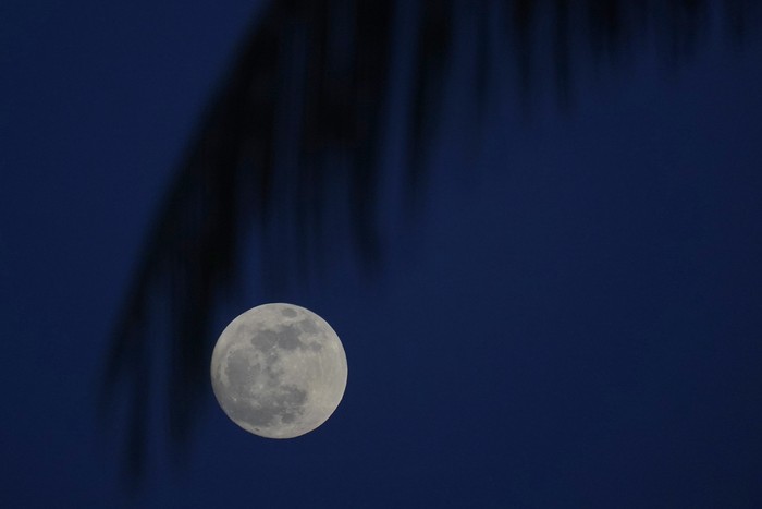 Supermoon terlihat di langit Rusia dan Amerika Serikat. Pemandangan bulan yang memasuki fase purnama ini membuat siapa saja yang melihatnya terpana. Penasaran?