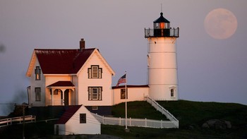 Diketahui, fenomena Bulan Purnama Stroberi juga bisa disaksikan di langit Indonesia lho. Fenomena ini akan terlihat pada pada 14 Juni 2022 mulai pukul 18.51 WIB / 19.51 WITA / 20.51 WIT jika cuaca cerah. (AP Photo/Julio Cortez).