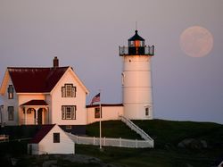 Memukau! Supermoon Stroberi di Langit Rusia-Amerika Serikat