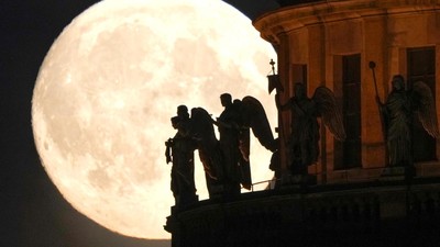 Memukau! Supermoon Stroberi di Langit Rusia-Amerika Serikat