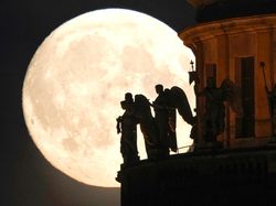 Memukau! Supermoon Stroberi di Langit Rusia-Amerika Serikat
