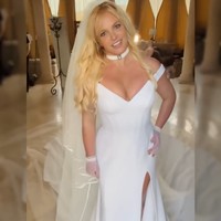 Momen pernikahan Britney Spears semakin terlihat bak princess dengan gaun pengantin rancangan Donatella Versace. Diva pop tersebut sengaja memilih dress putih berpotongan sleek dan klasik.Foto: Instagram