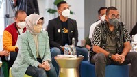 Direktur Compliance & Human Capital PT Bank Syariah Indonesia Tbk (BSI) Tribuana Tunggadewi dan Staf Khusus III Menteri BUMN Kementerian BUMN Arya Sinulingga saat diskusi peran milenial BSI untuk mendorong literasi keuangan syariah di Jakarta, Selasa (14/6).