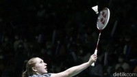 Julie Dawall Jakobsen berusaha menjangkau bola dalam pertandingan turnamen BWF World Tour Super 1000 tersebut.