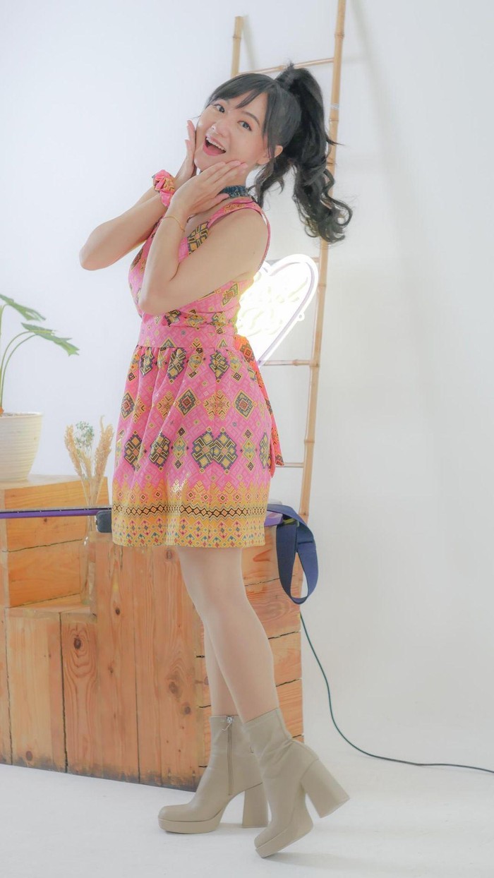 Carollyne Dewi carollyne dewi
