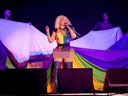 8 Penampilan Kontroversial Christina Aguilera di Acara LGBT, Pamer Sex Toy