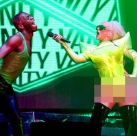 Christina Aguilera tersebut terlihat berganti-ganti busana di acara tersebut. Semua kostum panggungnya terlihat seksi dengan potongan leotard. Foto: Getty Images