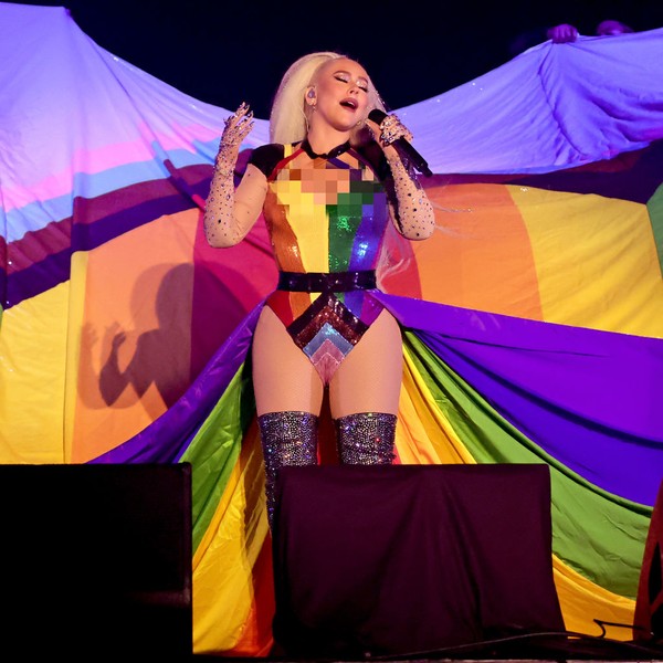 8 Penampilan Kontroversial Christina Aguilera di Acara LGBT Pamer