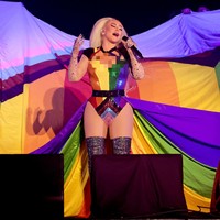 Christina Aguilera tampil mengejutkan di acara LA Pride di Los Angeles, AS, Sabtu (11/6/2022). Acara tersebut merupakan festival yang bertemakan LGBTQ. Foto: dok. Getty Images