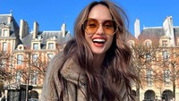 Cinta melanjutkan studinya di jurusan yang anti-mainstream. Ia menempuh perkuliahan di University of Columbia, New York dengan jurusan Sastra Jerman. Meski terbilang sulit, Cinta berhasil lulus hanya dalam waktu 3 tahun dan mengantongi IPK 3,9! Foto: Instagram @claurakiehl