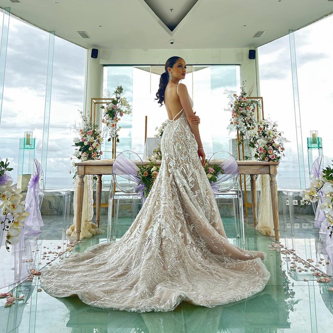 Cinta Laura tampil layaknya princess dalam balutan gaun pengantin rancangan desainer Yogie Pratama. Foto: Instagram @claurakiehl