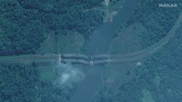 Pasukan Rusia dilaporkan telah menghancurkan jembatan Pavlograd yang memisahkan Severodonetsk dan Lysychansk di wilayah Luhansk. Kepala Administrasi Militer Regional Serhiy Hayday mengatakan bila hancurnya jembatan itu menghambat evakuasi serta pengiriman bantuan.