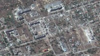 Seperti diketahui, perang antara Rusia dan Ukraina masih berlangsung hingga saat ini. Area sekitar Severodonetsk menjadi lokasi pertempuran dua pasukan tersebut. Dampak kerusakan perang terlihat dari citra satelit yang disediakan Maxar Techonologies pada Senin (6/6/2022), terlihat bangunan yang hancur di Rubizhne, Ukraina, dekat Severodonetsk. 
