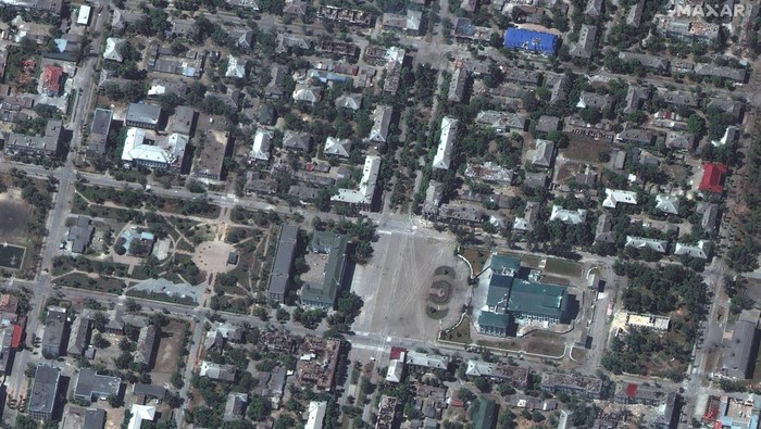 Citra Satelit Tunjukkan Dampak Perang Rusia-Ukraina di Severodonetsk Perang Rusia dan Ukraina masih berkecamuk di Severodonetsk. Sejumlah citra satelit ini tunjukkan dampak kerusakan akibat perang tersebut.