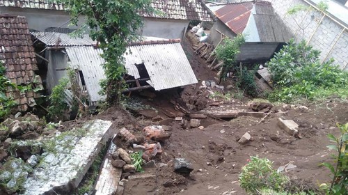 Dapur milik warga Desa Sibetan, Karangasem, Bali, rusak parah tertimpa senderan Pura Dadia Pasek Gelgel Sibetan yang jebol, Selasa (14/6/2022).