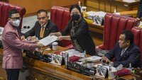 Ketua DPR Puan Maharani (tengah) menerima laporan dari Ketua Komisi II DPR Ahmad Doli Kurnia (kiri) terkait hasil pembahasan keanggotaan DKPP periode 2022-2027 saat Rapat Paripurna DPR ke-25 Masa Persidangan V Tahun 2021-2022 di Kompleks Parlemen, Jakarta, Selasa (14/6/2022).