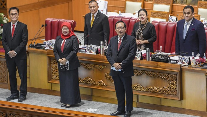 DPR TETAPKAN ANGGOTA DKPP PERIODE 2022-2027 Calon anggota Dewan Kehormatan Penyelenggara Pemilu (DKPP) periode 2022-2027 terpilih Muhammad Tio Aliansyah (kiri), Ratna Dewi Pettalolo (tengah), I Dewa Kade Wiarsa Raka Sandi (kanan) diperkenalkan saat Rapat Paripurna DPR ke-25 Masa Persidangan V Tahun 2021-2022 di Kompleks Parlemen, Jakarta, Selasa (14/6/2022). ANTARA FOTO/Galih Pradipta/rwa.