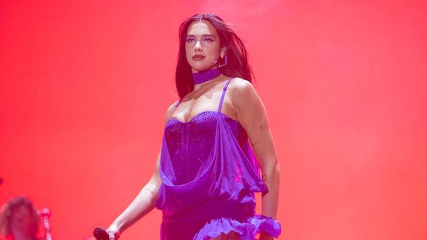BARCELONA, SPAIN - JUNE 09: Dua Lipa performs in concert during Primavera Sound Festival on June 09, 2022 in Barcelona, Spain. (Photo by Xavi Torrent/WireImage)