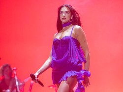 Dalam Barcelona Primavera Sound sendiri, banyak artis ternama manggung. Di antaranya Dua Lipa, yang pernah bernyanyi di final Liga Champions. (Foto: Xavi Torrent/WireImage)