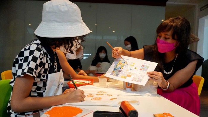 Founder and Art Director Ganara Art Studio Tita Djumaryo berbincang dengan Chief Business Development Ganara Art Studio Ranald Indra di studio Ganara Art di PIK Avenue, 2nd Floor/C17 di Jakarta, Selasa, 14 Juni 2022. Ganara Art yang merupakan lembaga pendidikan seni dan budaya kembali membuka studio terbarunya, setelah sebelumnya sukses membuka dua studio di Ganara Art Hublife dan Ganara Art Rumah Wijaya. Studio baru Ganara Art di PIK Avenue dibangun sebagai sarana bagi individu dan keluarga untuk mewujudkan minat pada seni sekaligus sebagai tempat ‘melestarikan’ seni Indonesia melalui kegiatan-kegiatan kreatif. Pada hari pembukaan studio Ganara Art yang ketiga, Ganara Art mengadakan kelas-kelas yang dibuka untuk umum. Selama opening week (14 - 19 Juni) Ganara Art mengadakan program khusus yaitu “Pay as You Wish”.  Program ini memberikan kesempatan kepada setiap pengunjung yang datang ke Ganara Art untuk bisa menikmati art activity yang telah tersedia dengan membayar sesuai dengan keinginannya.
