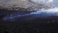 Mengutip Reuters, Gunung Etna yang berada di Italia ini merupakan gunung berapi tertinggi dan teraktif di Eropa. 