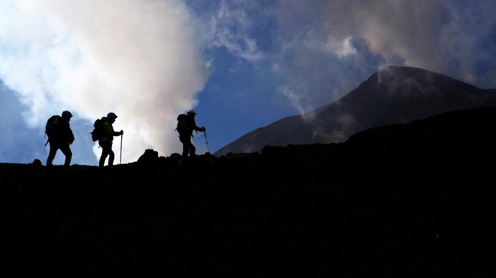Gunung Etna dikenal sebagai gunung berapi tertinggi dan teraktif di Eropa. Seperti apa sensasi mendaki salah satu gunung berapi aktif di dunia ini?
